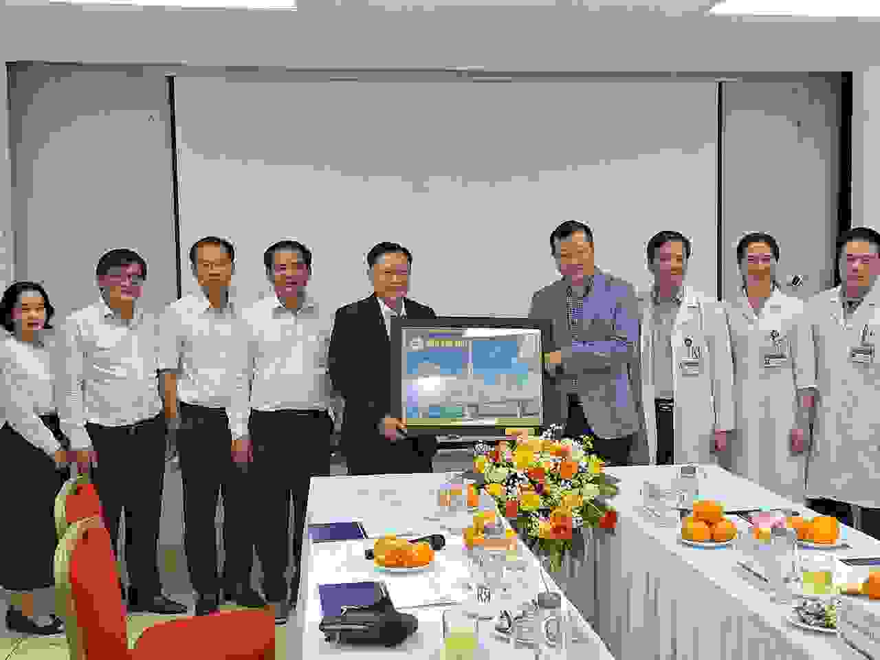 Tham quan, học tập và ký kết hợp tác với Bệnh viện Ung bướu Hà Nội