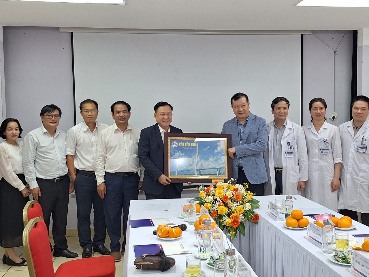 Tham quan, học tập và ký kết hợp tác với Bệnh viện Ung bướu Hà Nội