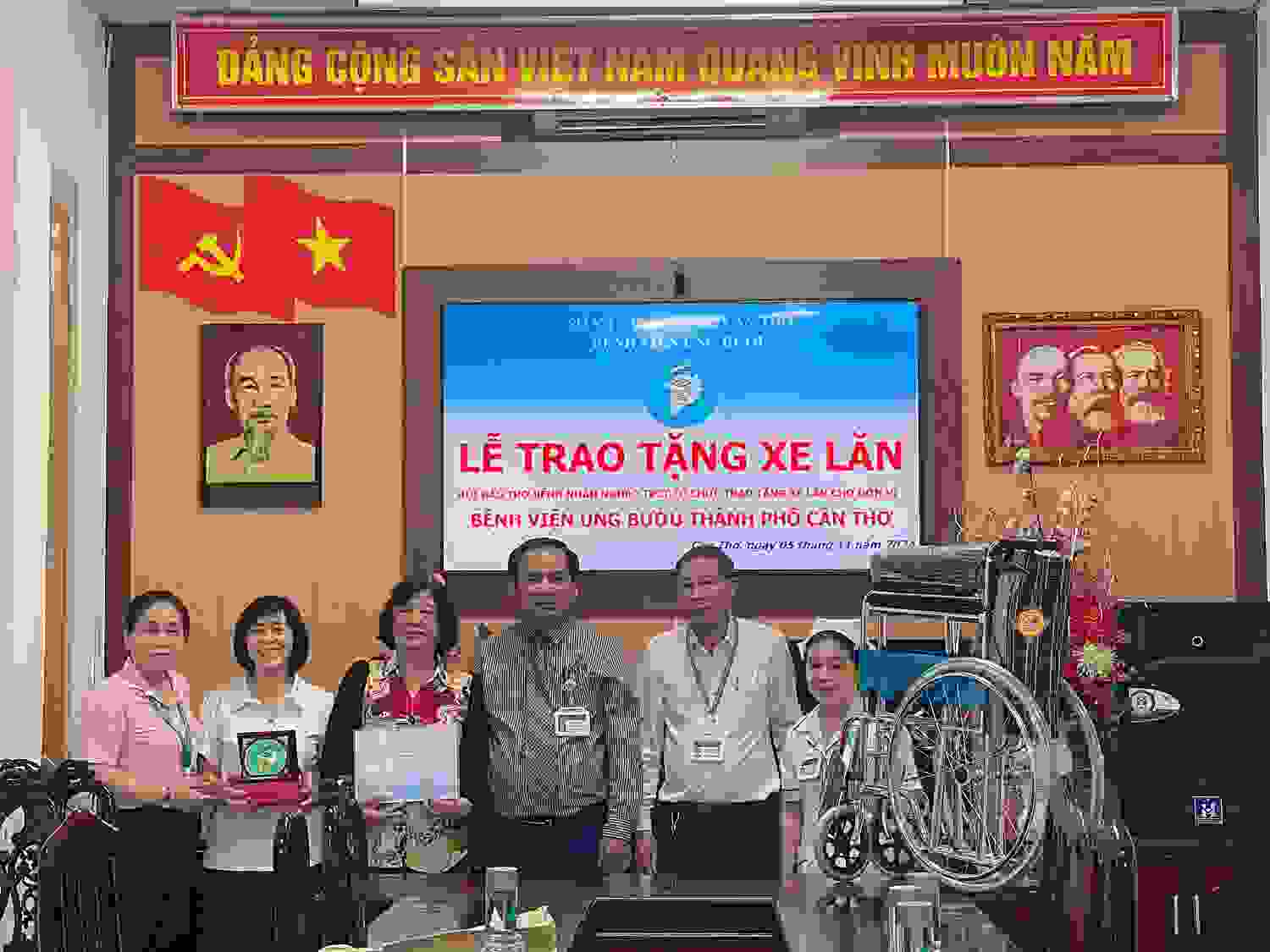 Lễ trao tặng xe lăn