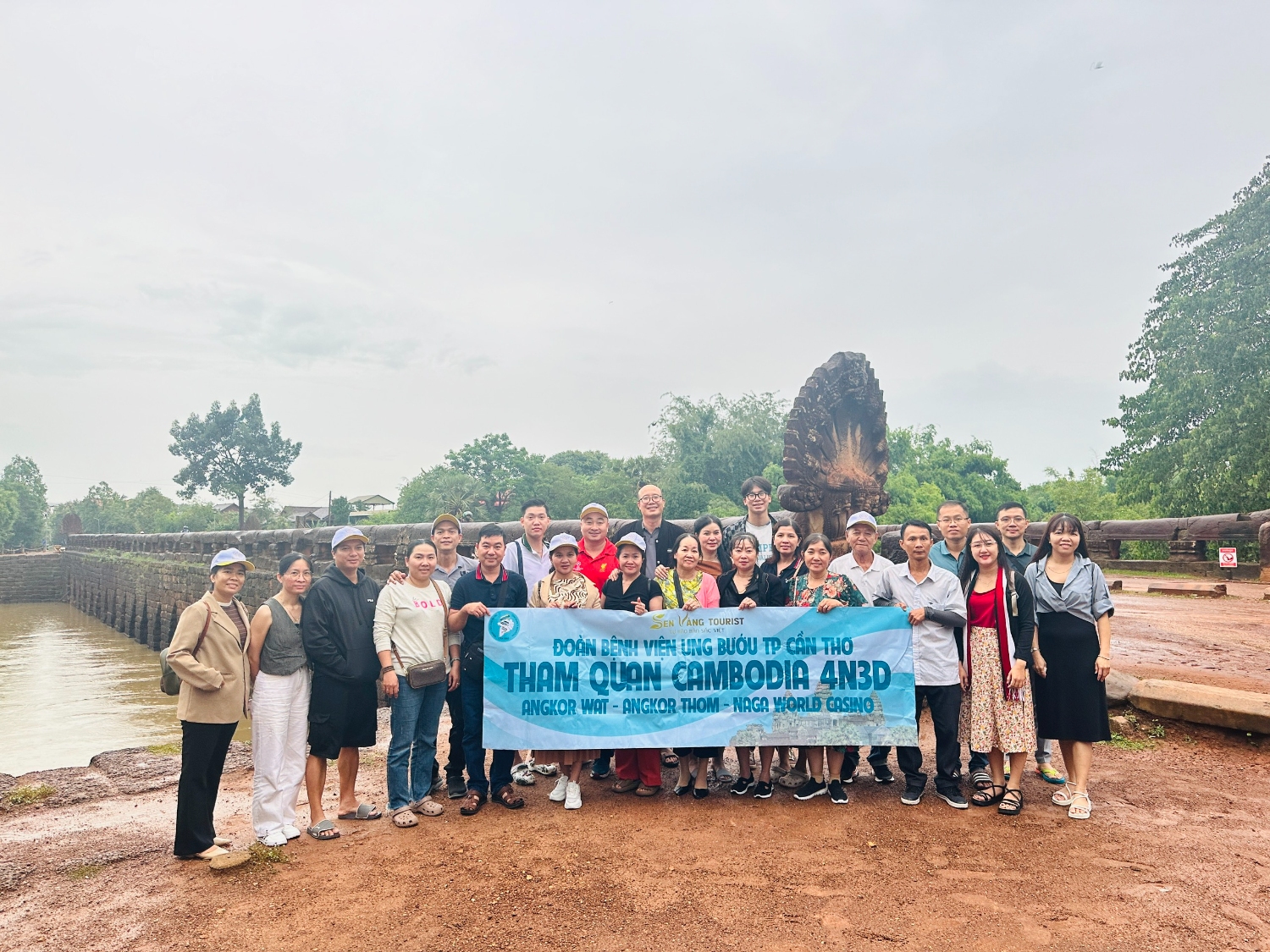 Viên chức, người lao động Bệnh viện Ung bướu thành phố Cần Thơ tham quan, nghỉ mát tại Campuchia