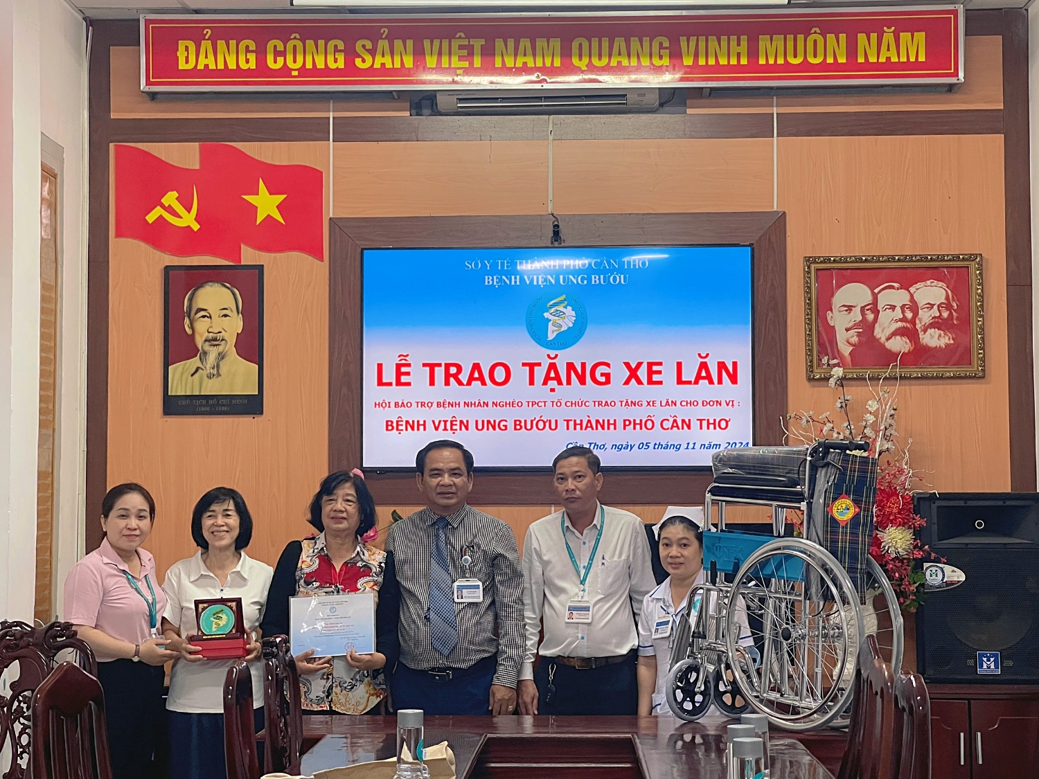 Lễ trao tặng xe lăn